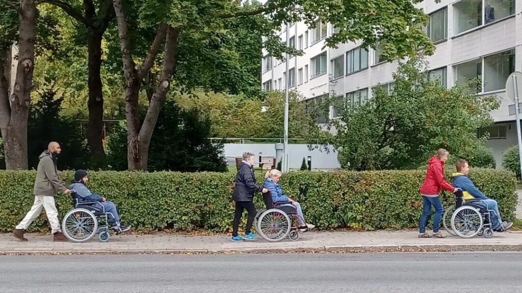 Pyörätuoliharjoituksia kurssilla