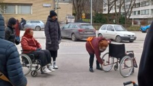 Avustajakurssilla pyörätuolin käytön harjoittelua.