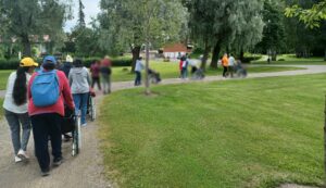 Kuvassa ulkoilijoita pyörätuoleilla